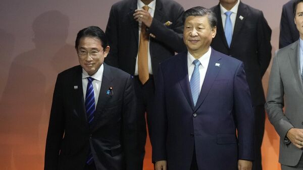 Премьер-министр Японии Фумио Кисида и председатель КНР Си Цзиньпин на полях АТЭС
