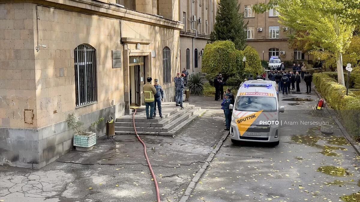 Сотрудники экстренных служб на месте взрыва у здания Ереванского государственного университета - РИА Новости, 1920, 17.11.2023