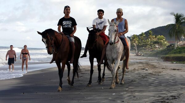 Люди на пляже Гуакуко на острове Маргарита
