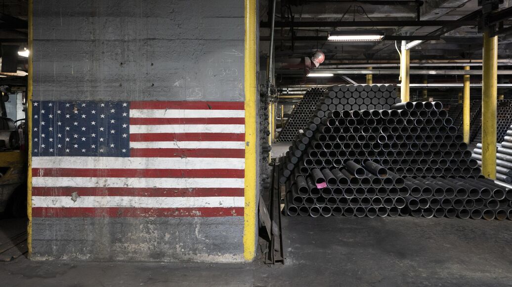 © AP Photo / Matt Rourke<br>Производство 155-миллиметровых артиллерийских снарядов на заводе в США. Архивное фото