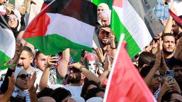 Участники митинга в знак солидарности с палестинцами в секторе Газа и на Западном берегу в Аммане, Иордания