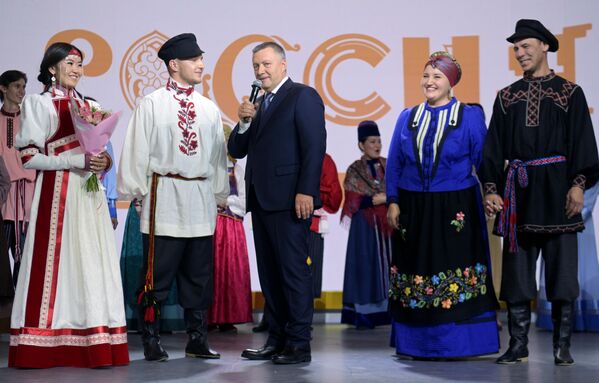 Губернатор Иркутской области Игорь Кобзев на свадебной церемонии в традициях Иркутской области