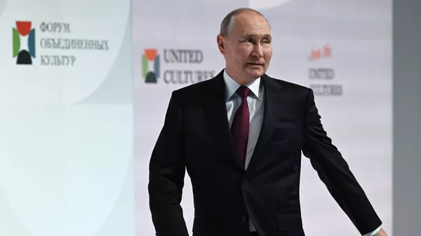 Владимир Путин выступает на пленарном заседании в рамках IX международного культурного форума в Санкт-Петербурге