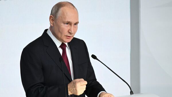 Президент РФ Владимир Путин выступает на пленарном заседании в рамках IX международного культурного форума в Санкт-Петербурге