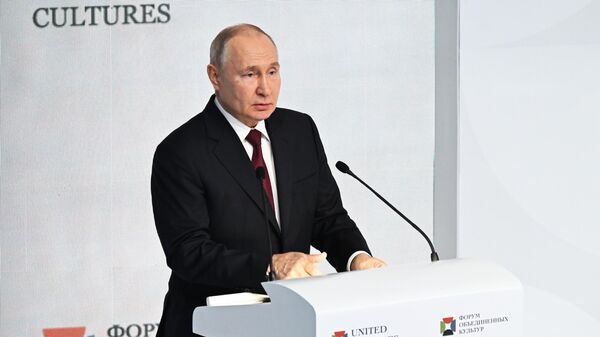 Президент РФ Владимир Путин выступает на пленарном заседании в рамках IX международного культурного форума в Санкт-Петербурге