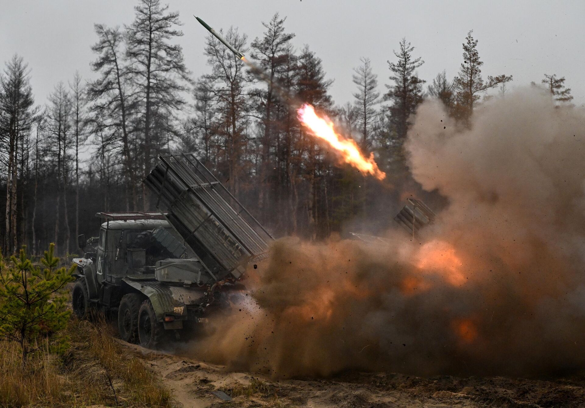 РСЗО БМ-21 Град гвардейского мотострелкового полка ЦВО ведут огонь по позициям ВСУ в зоне СВО - РИА Новости, 1920, 12.01.2024