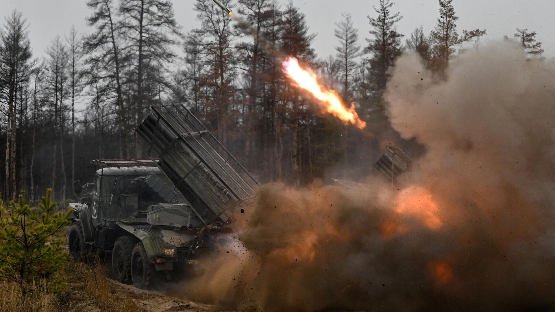 РСЗО БМ-21 Град гвардейского мотострелкового полка ЦВО ведут огонь по позициям ВСУ в зоне СВО - РИА Новости, 1920, 24.12.2023