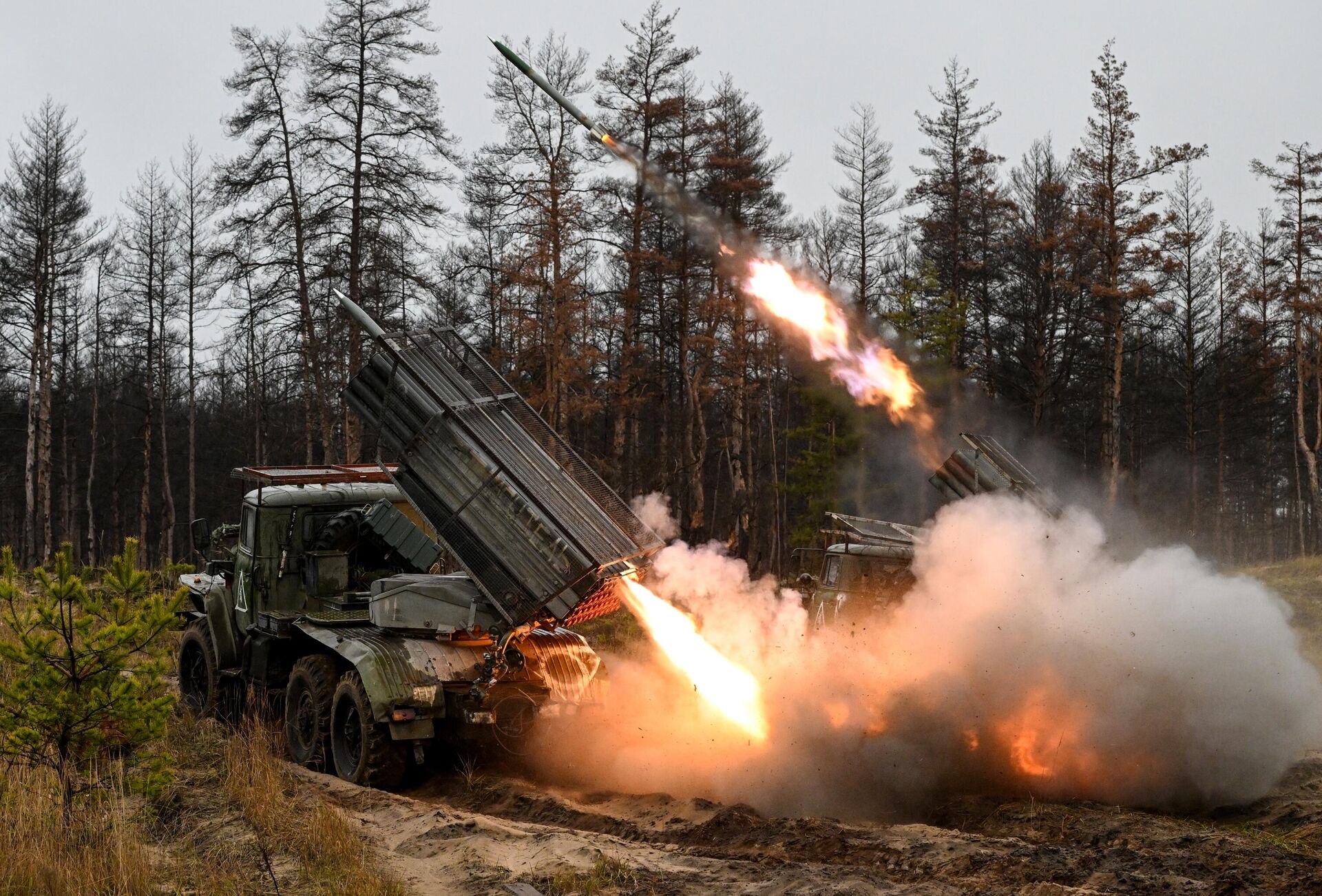 РСЗО БМ-21 Град гвардейского мотострелкового полка ЦВО ведут огонь по позициям ВСУ в зоне СВО - РИА Новости, 1920, 27.11.2023