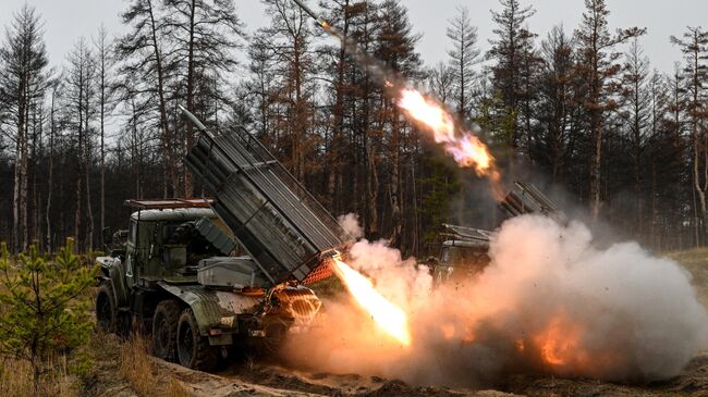 РСЗО БМ-21 Град гвардейского мотострелкового полка ЦВО ведут огонь по позициям ВСУ в зоне СВО