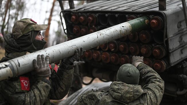 Военнослужащие гвардейского мотострелкового полка ЦВО заряжают РСЗО БМ-21 Град на Краснолиманском направлении спецоперации