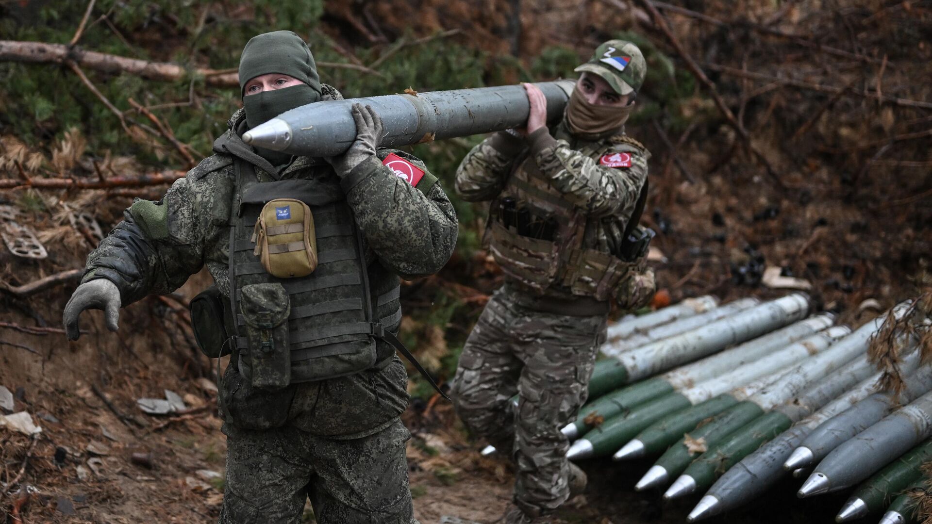 Военнослужащие гвардейского мотострелкового полка ЦВО переносят снаряд для РСЗО БМ-21 Град - РИА Новости, 1920, 21.01.2024