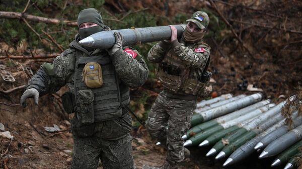 Военнослужащие гвардейского мотострелкового полка ЦВО переносят снаряд для РСЗО БМ-21 Град
