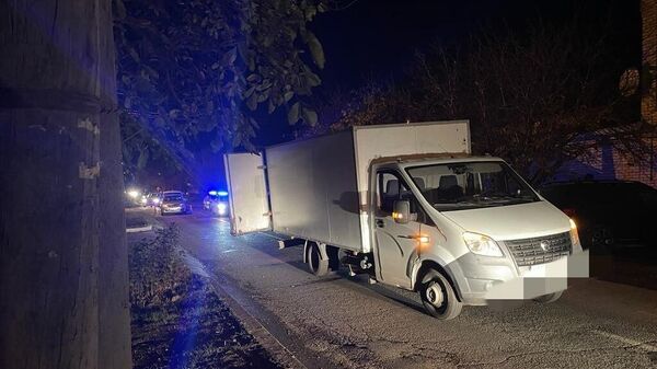 Груз со стеклопакетами упал на троих пассажиров грузовика в Ставрополье