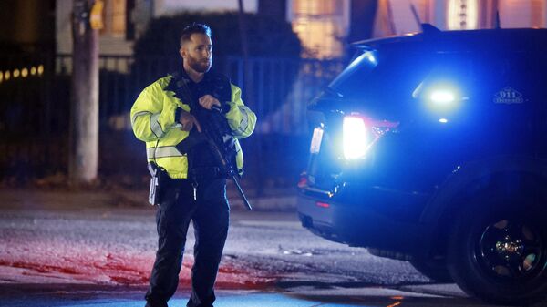 Полицейский на дороге, ведущей к больнице штата Нью-Гэмпшир, где в результате стрельбы погиб один человек. 18 ноября 2023 года