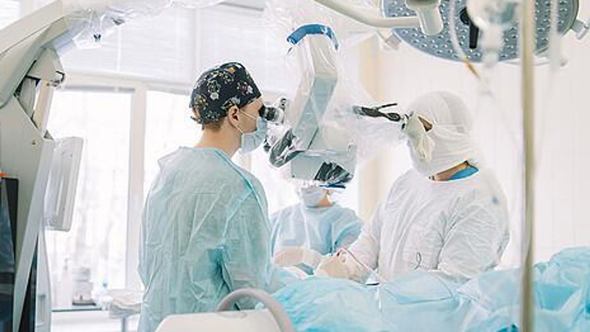 Нейрохирурги Кировской областной клинической больницы оперируют пациента с дефектом черепа - РИА Новости, 1920, 17.11.2023