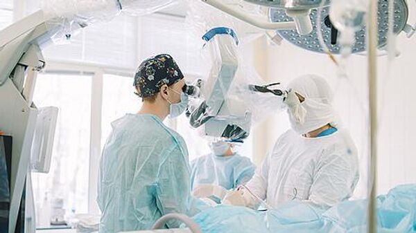 Нейрохирурги Кировской областной клинической больницы оперируют пациента с дефектом черепа