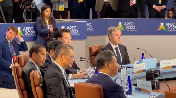 Блинкен слушает Байдена на саммите АТЭС