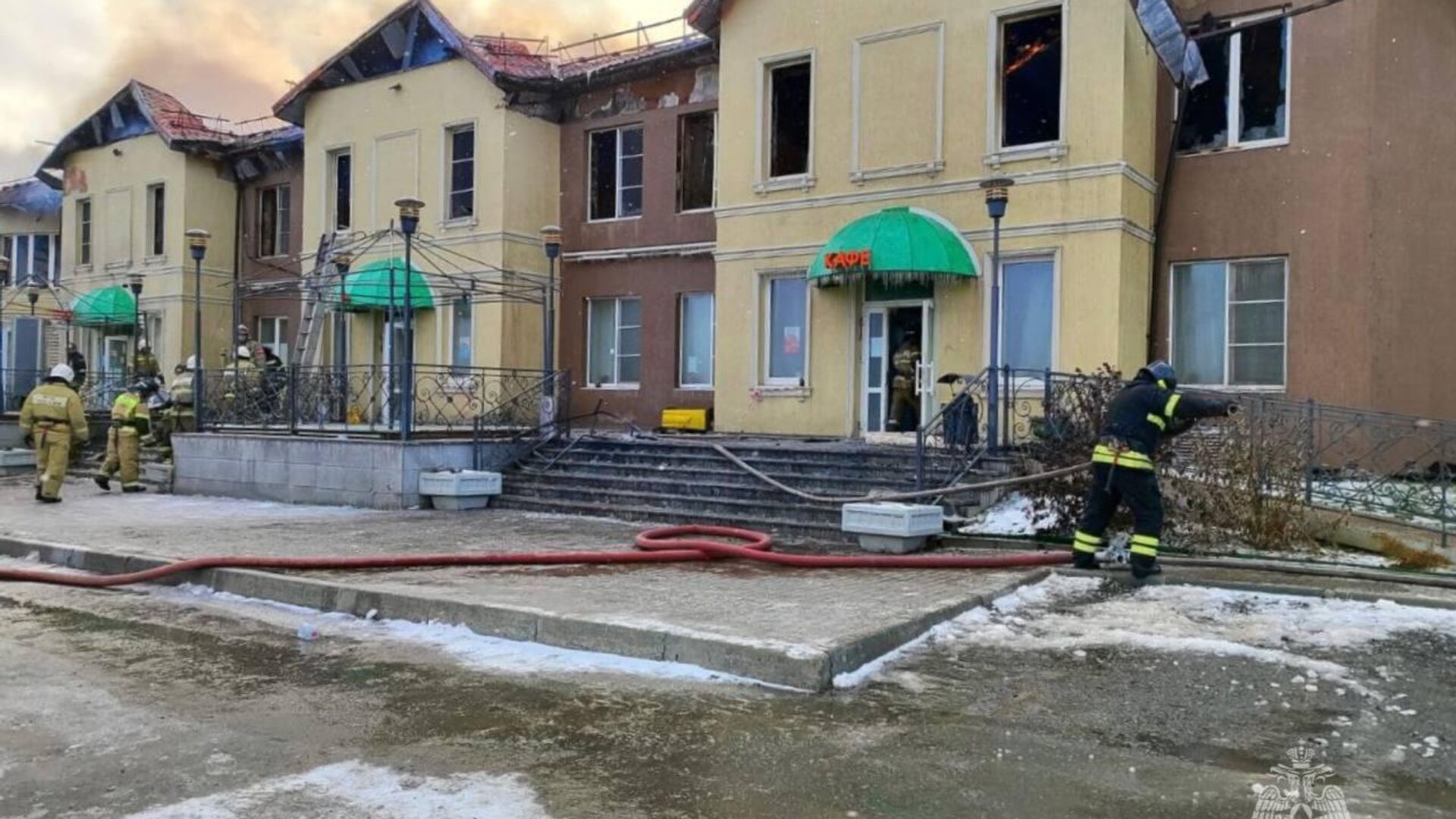 Пожар в придорожной гостинице в Свердловской области. 18 ноября 2023 - РИА Новости, 1920, 18.11.2023