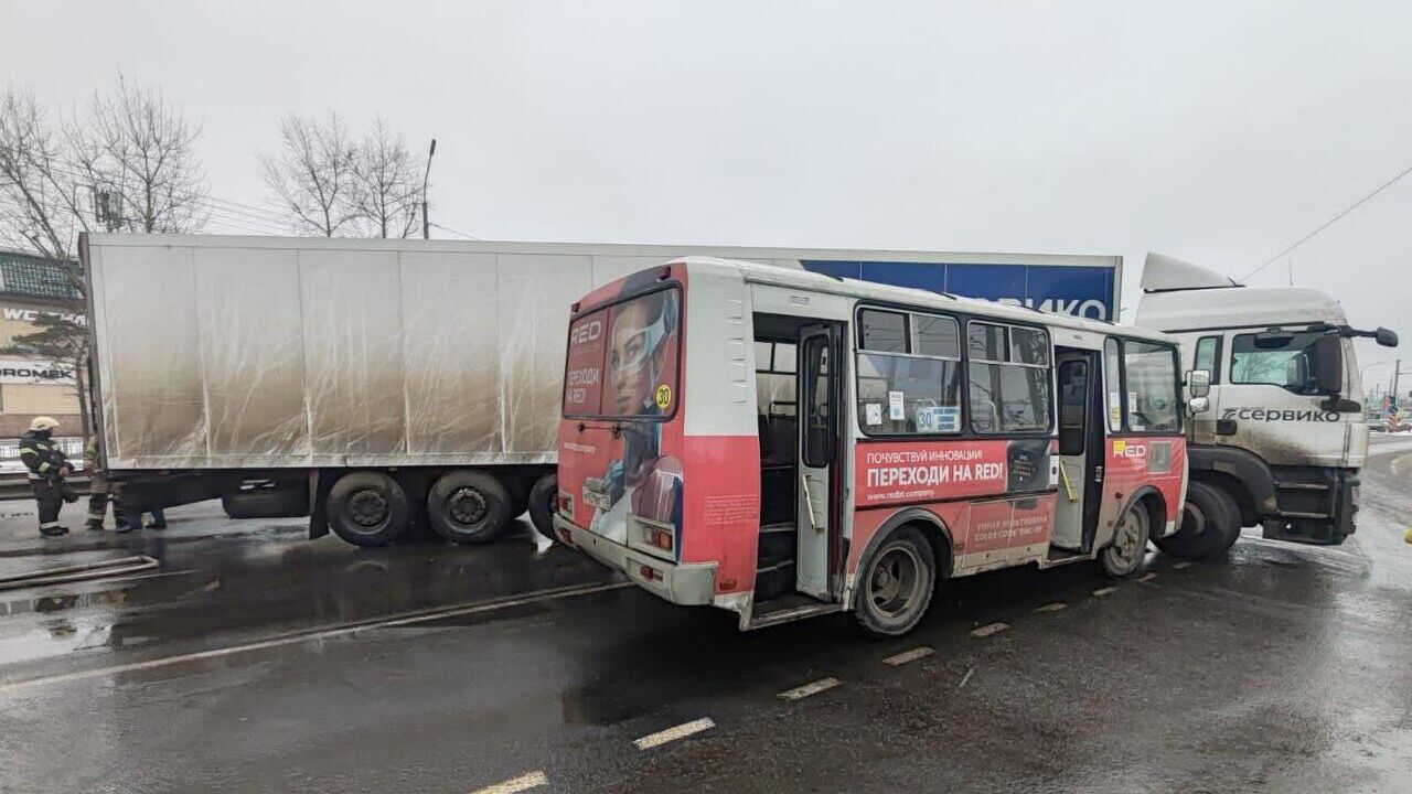 Место ДТП с участием  пассажирского автобуса в Иркутске. 18 ноября 2023 - РИА Новости, 1920, 18.11.2023