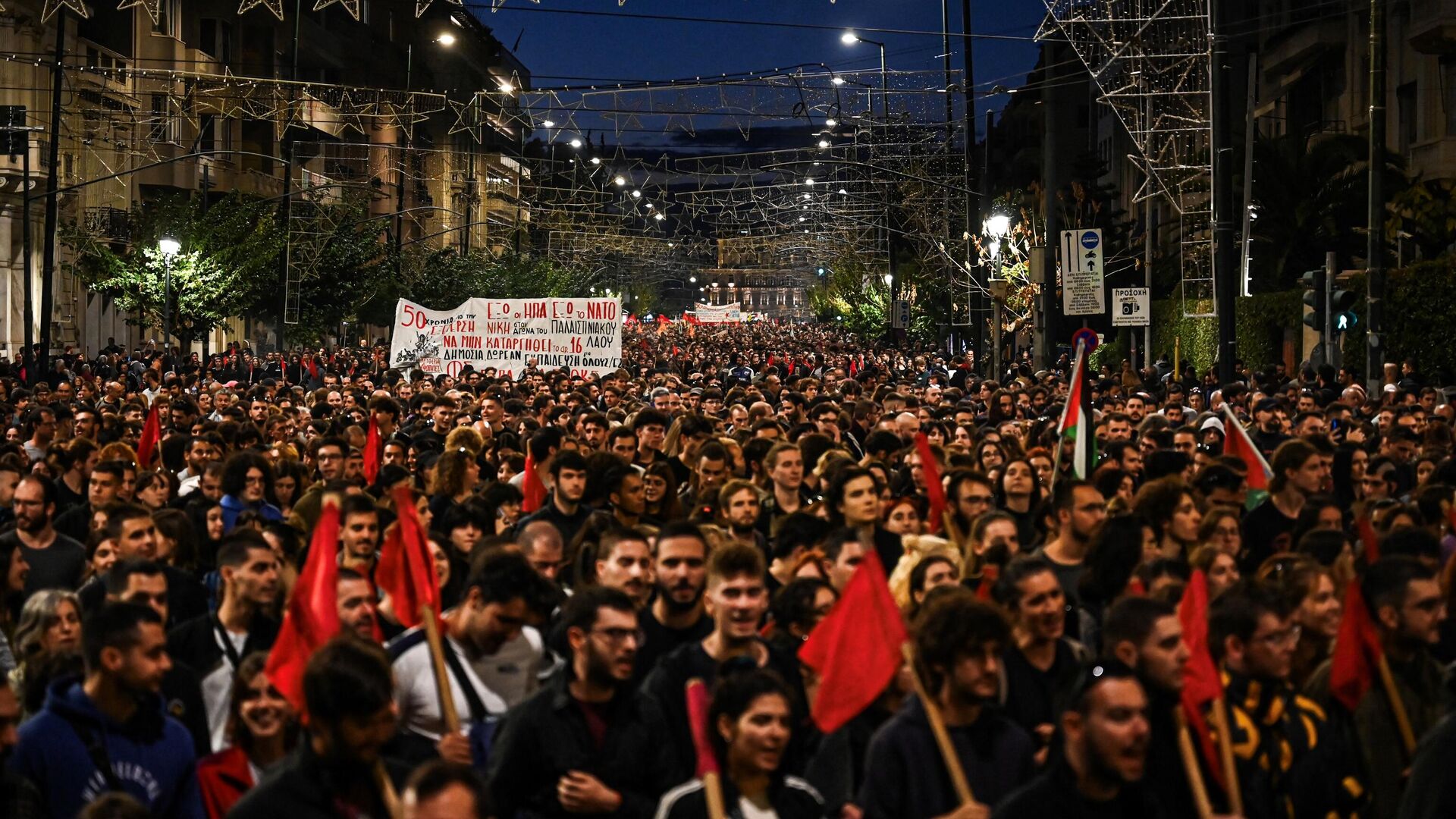 Многотысячная антиамериканская демонстрация в честь годовщины восстания 1973 года в Политехническом университете против хунты черных полковников в Афинах. 17 ноября 2023 - РИА Новости, 1920, 17.11.2023