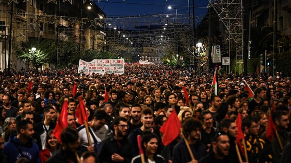 Многотысячная антиамериканская демонстрация в честь годовщины восстания 1973 года в Политехническом университете против хунты черных полковников в Афинах. 17 ноября 2023