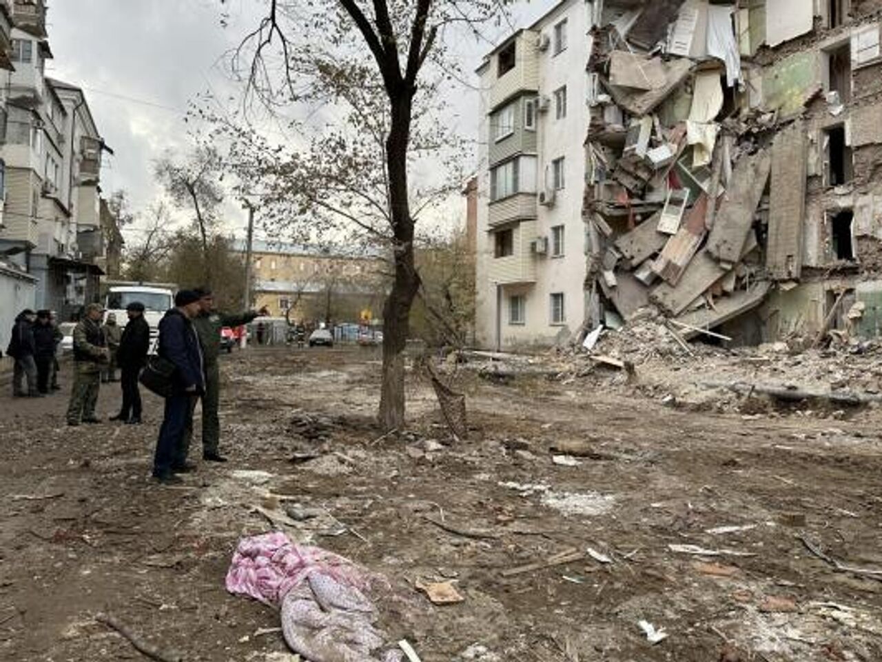 В Астрахани продолжают разбирать завалы после обрушения дома - РИА Новости,  18.11.2023