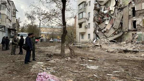Место обрушения подъездов многоквартирного жилого дома в Астрахани