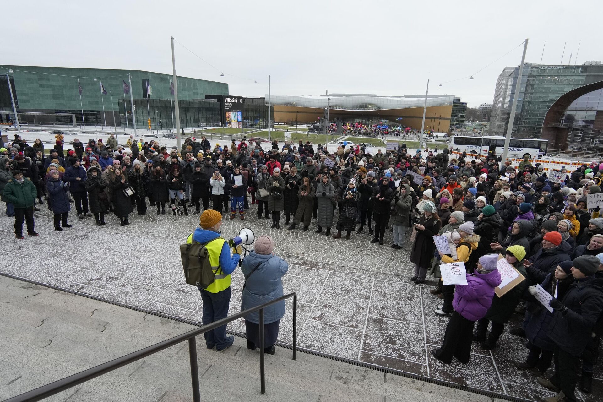 Митинг перед зданием парламента Финляндии в знак протеста против закрытия пунктов пропуска на границе с Россией в Хельсинки - РИА Новости, 1920, 18.12.2025
