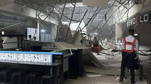 Торговый центр в городе Генерал-Сантос на Филиппинах, получивший повреждения в результате землетрясения 