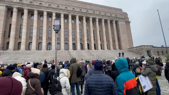 Митинг россиян в Хельсинки против закрытия пограничных КПП