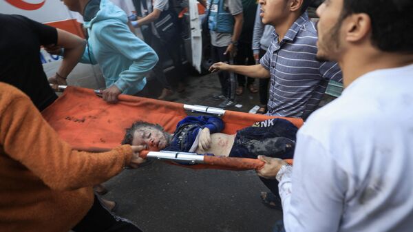 Палестинский мальчик, раненый в результате израильской бомбардировки