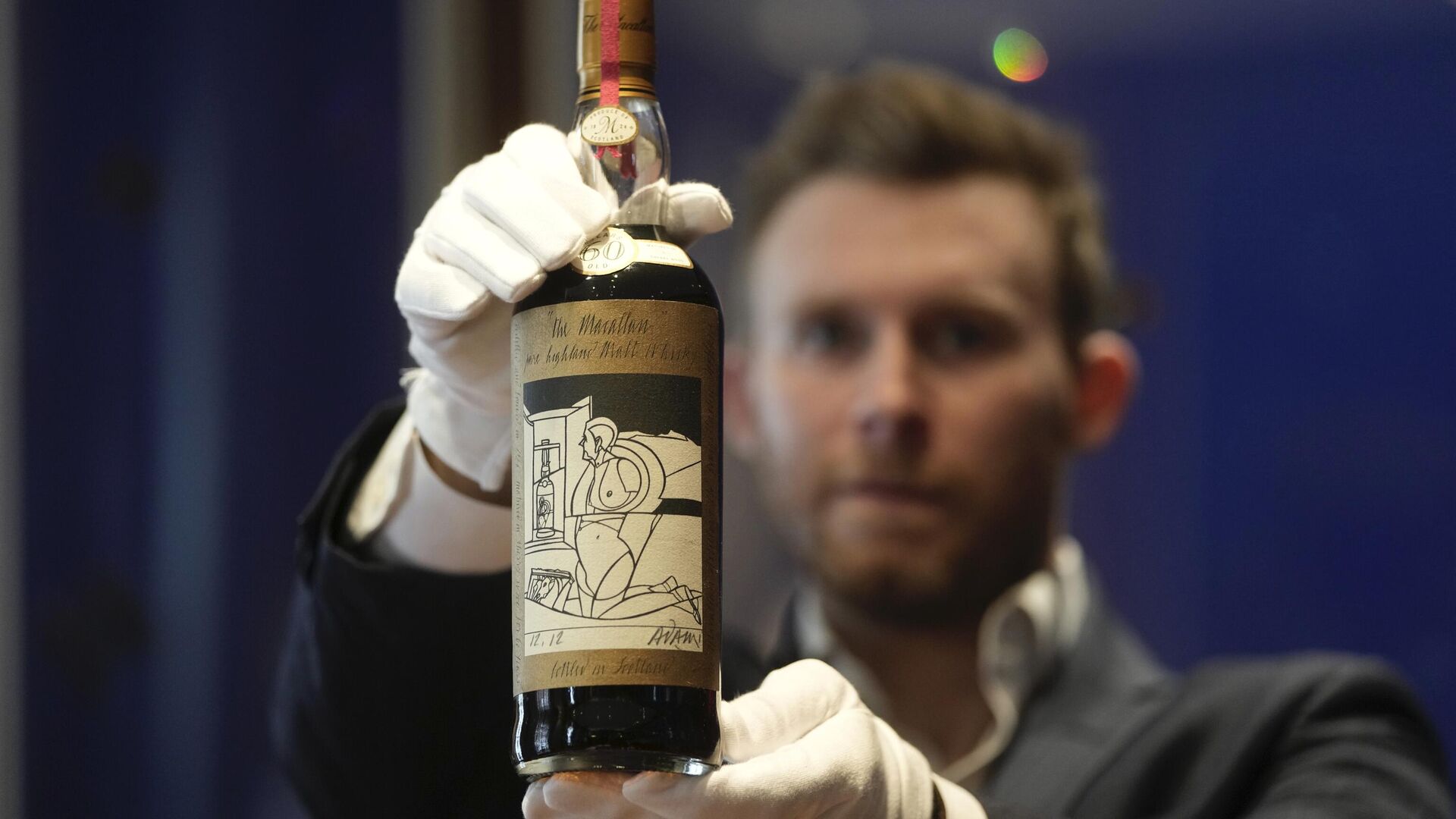 Бутылку редчайшего шотландского виски продали с молотка за рекордные 2,7 млн долларов