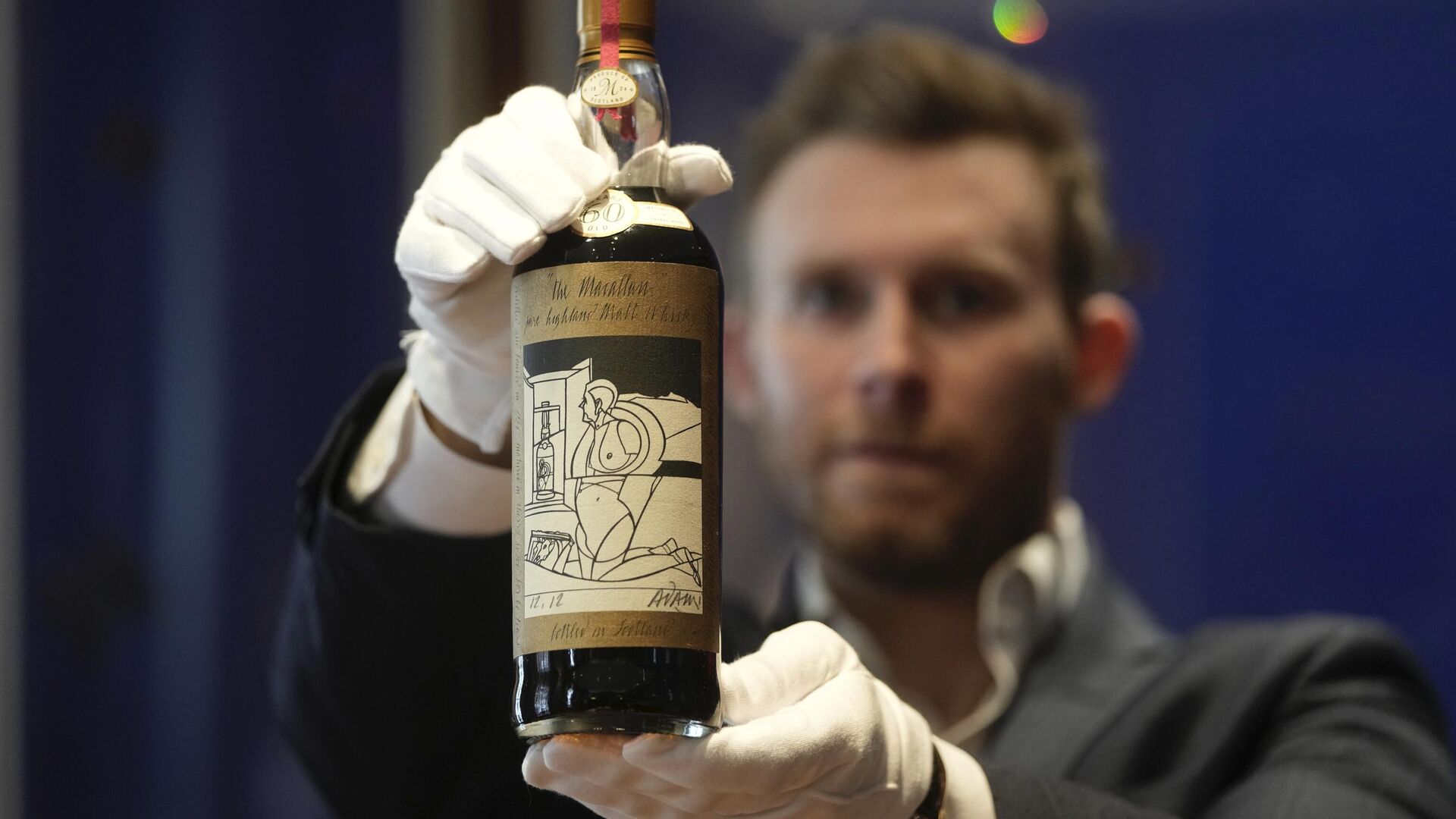 Бутылка шотландского виски марки Macallan, проданная на аукционе дома Sotheby's в Лондоне за 2,7 миллиона долларов США - РИА Новости, 1920, 18.11.2023