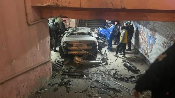 Автомобиль BMW, съхавший в подземный переход в результате ДТП
