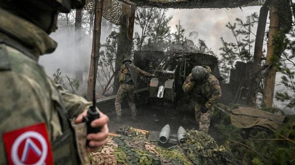 Артиллеристы Вооруженных сил ведут огонь по позициям ВСУ с применением буксируемых 152-миллиметровых гаубиц Мста-Б