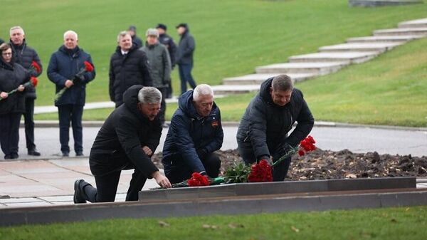 Возложение цветов к мемориалу на Мамаевом кургане в день 81-й годовщины начала разгрома фашистских войск в Волгограде