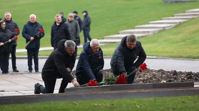 Возложение цветов к мемориалу на Мамаевом кургане в день 81-й годовщины начала разгрома фашистских войск в Волгограде