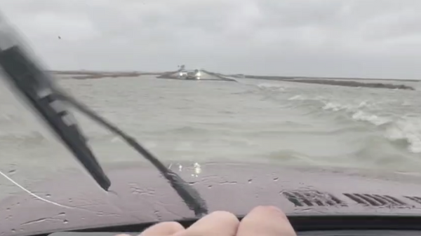 Затопленная из-за дующего с Азовского моря сильного ветра автодорога на Арабатской стрелке