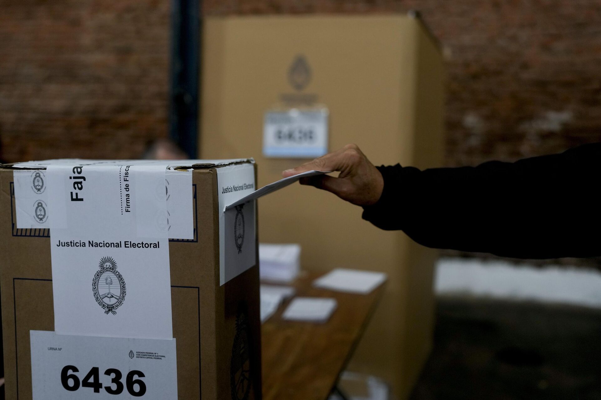 Мужчина голосует во время выборов в Буэнос-Айресе в Аргентине - РИА Новости, 1920, 20.11.2023
