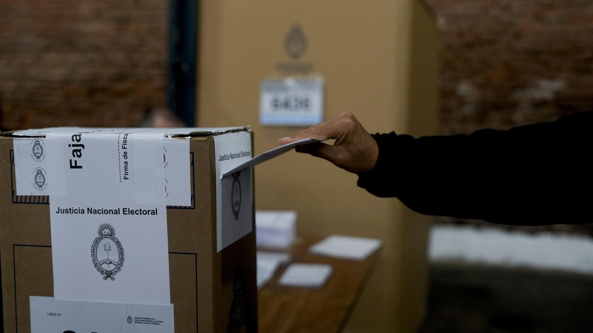 Мужчина голосует во время выборов в Буэнос-Айресе в Аргентине - РИА Новости, 1920, 20.11.2023