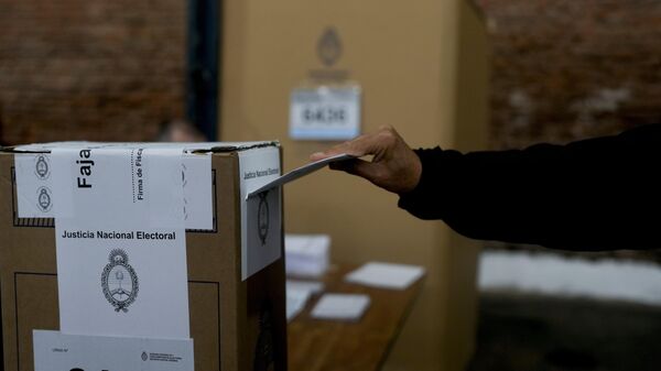 Мужчина голосует во время выборов в Буэнос-Айресе в Аргентине