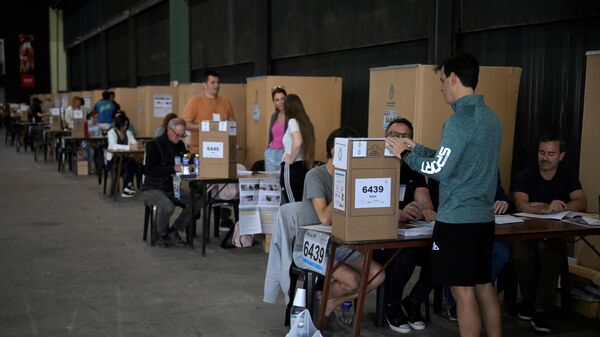 Мужчина голосует на избирательном участке в Буэнос-Айресе во время второго тура президентских выборов. 19 ноября 2023