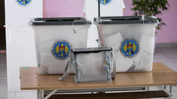 Урны для голосования на всеобщих выборах в Молдавии
