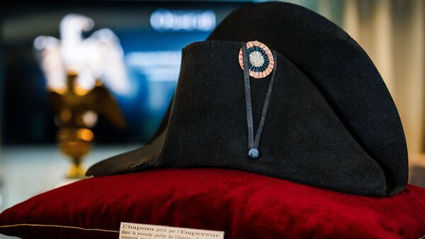Черная шляпа с бело-сине-красной кокардой, которую носил французский император Наполеон I