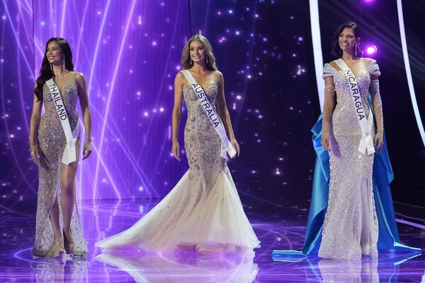 Три финалистки конкурса Мисс Таиланд Антония Порсилд, мисс Австралия Морайя Уилсон и мисс Никарагуа Шейннис Паласиос
