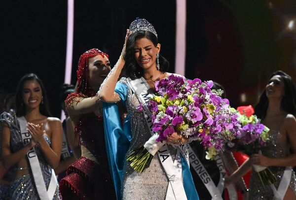 Мисс Вселенная 2022, Р'Бонни Габриэль из США, возлагает корону на Мисс Вселенная 2023 Шейннис Паласиос