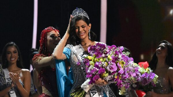 Мисс Вселенная — 2022, Р'Бонни Габриэль из США, возлагает корону на Мисс Вселенная — 2023 Шейннис Паласиос