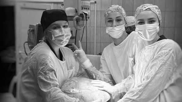 Врачи Центральной городской клинической больницы в Великом Новгороде прооперировали девушку с 12-килограммовой кистой