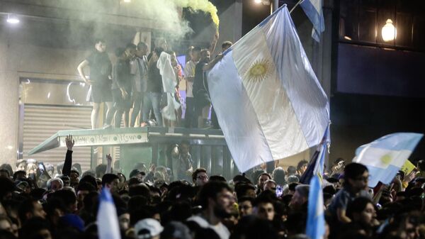 Празднующие победу Милея на выборах в центре Буэнос-Айреса