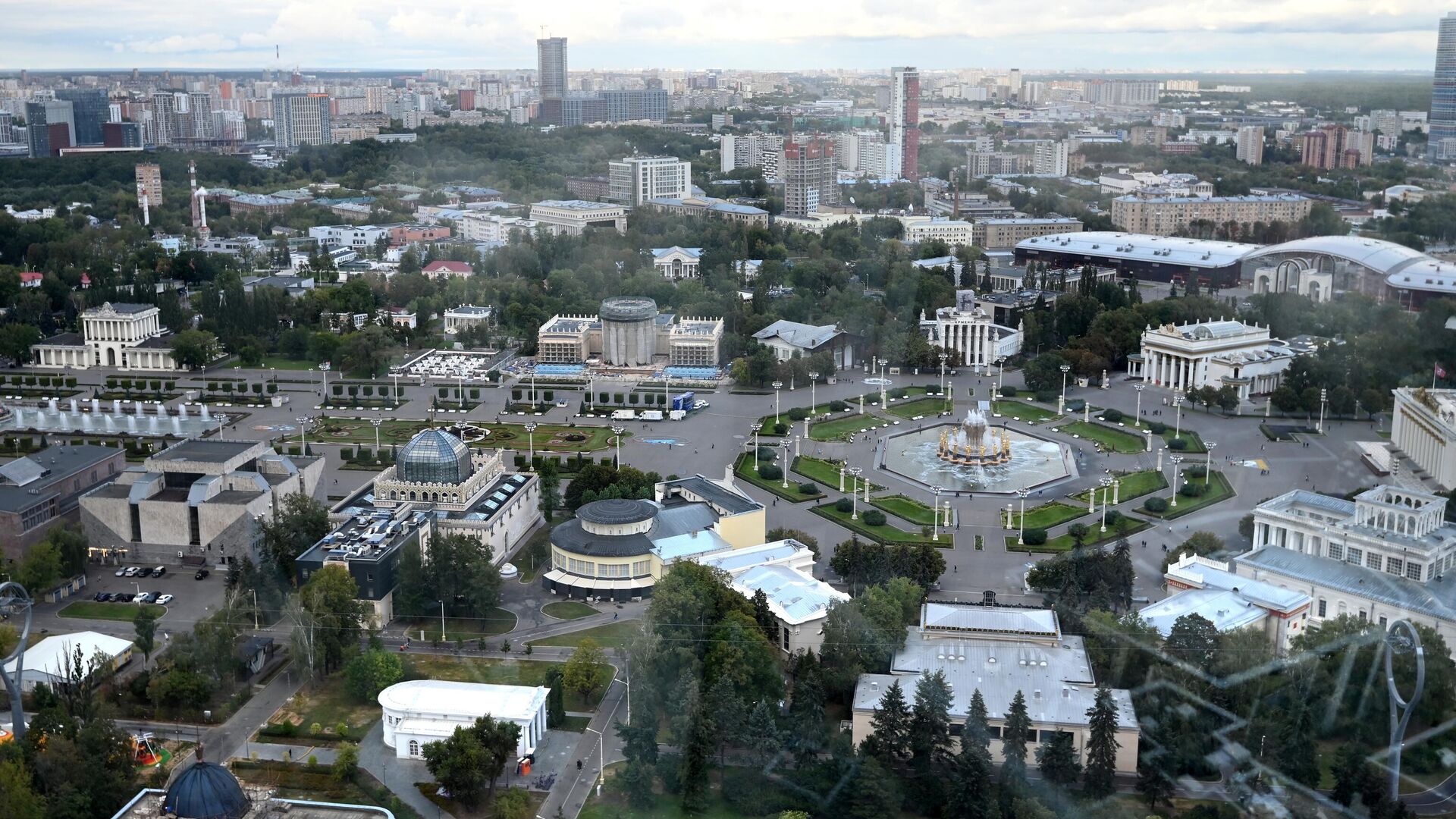 Вид из кабинки колеса обозрения Солнце Москвы на территорию ВДНХ - РИА Новости, 1920, 07.10.2024